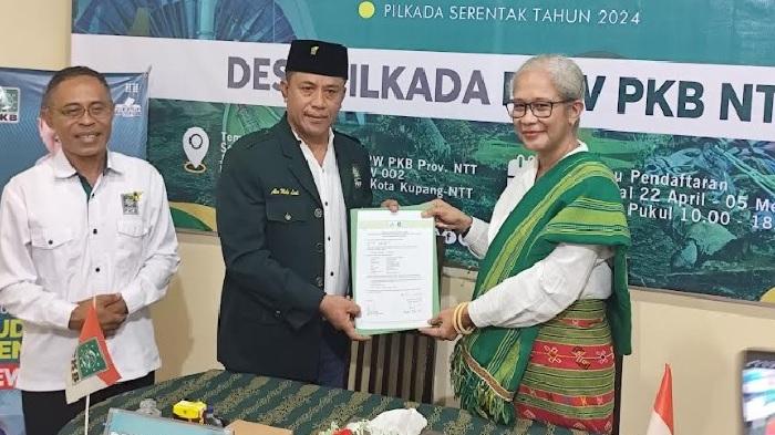 Ketua-DPD-PDI-Perjuangan-NTT-Emi-Nomleni-kanan-saat-menyerahkan-berkas.jpg