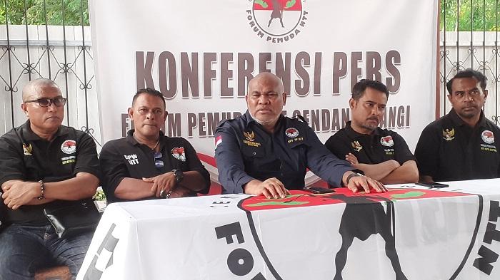 Ketua-DPP-Forum-Pemuda-NTT-tengah-memberikan-keterangan-kepada.jpg