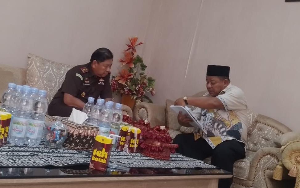 Ketua-Fraksi-PKB-DPRD-Kabupaten-Ende-Kadir-Mosa-Basa-menyerahkan-dokumen.jpg