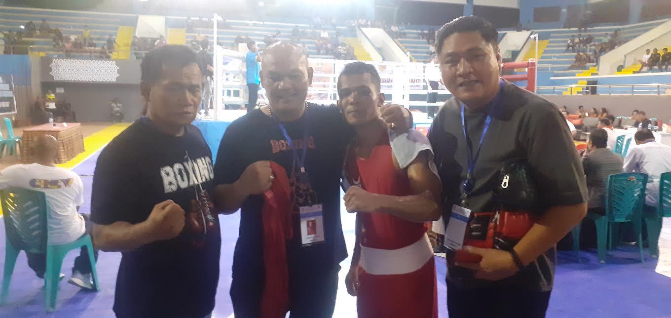Ketua-Pelatih-Tim-Tinju-Riau-Darman-Hutauru-bersama-rekan-pelatih-dan-atlet.jpg