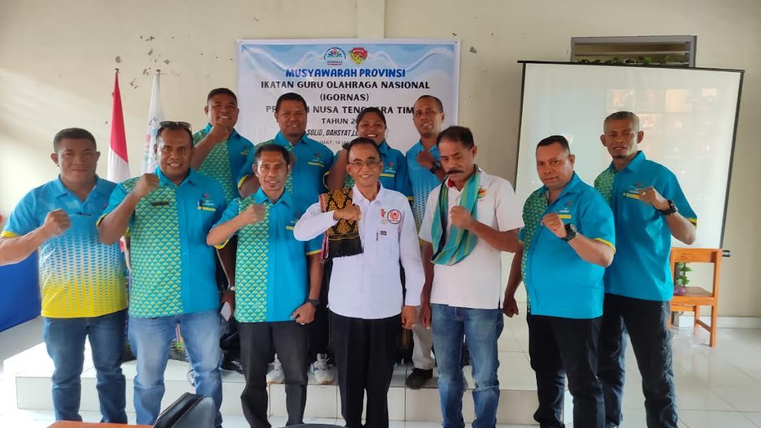 Ketum-IGORNAS-NTT-Isai-Kause-Kedua-dari-Kanan-bersama-Pengurus-IGORNAS-NTT.jpg