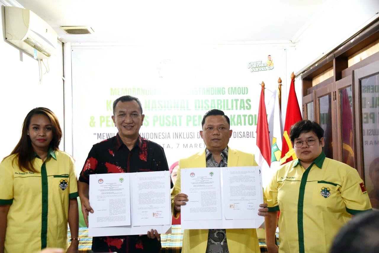 Kikin-Tarigan-dan-Stefanus-Gusma-menunjukkan-MoU-penyandang-disabilitas.jpg