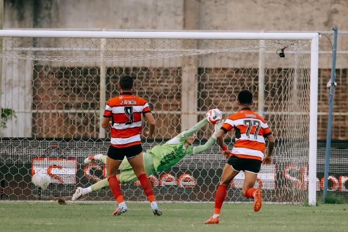 Kiper-Bali-United-asal-Belanda-Mike-Hauptmeijer-sukses-menggagalkan-tendangan-penalti.jpg