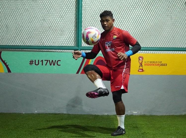 Kiper-Persib-Bandung-Sheva-Putra-Sanggasi-latihan.jpg