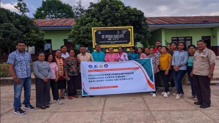 TIM PkM Unwira-UKAW Kupang Beri Pelatihan Penulisan Karya Ilmiah Bagi Guru SDI Kobelete TTS