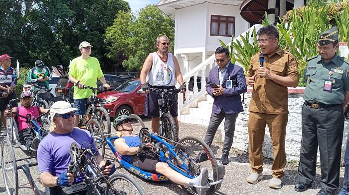 Komunitas-BSF-Asia-Atambua-menggelar-kegiatan-tour-handcycle-atau-tur-sepeda.jpg