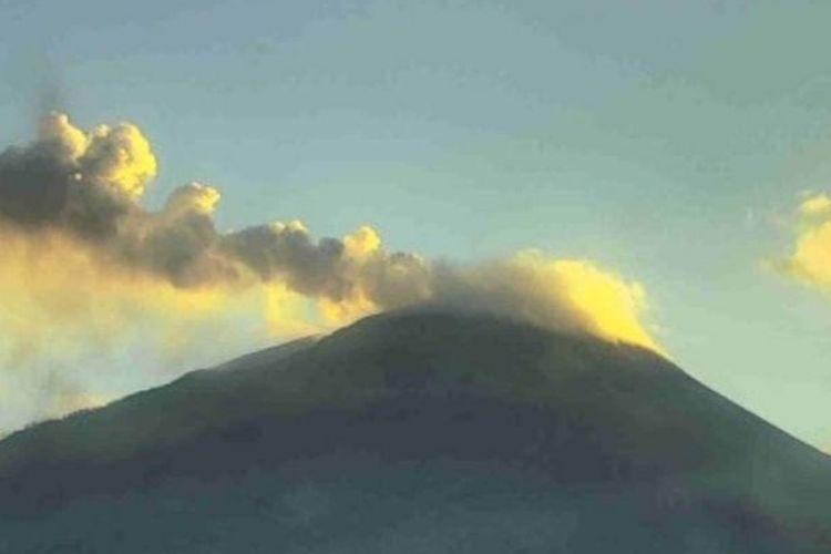 Kondisi-Gunung-Ile-Lewotolok-15-Mei-2024.jpg