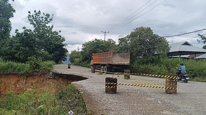 Kondisi-Ruas-Jalan-Provinsi-Atambua-Wedomu-yang-berada-di-wilayah-Tanah-Merah.jpg