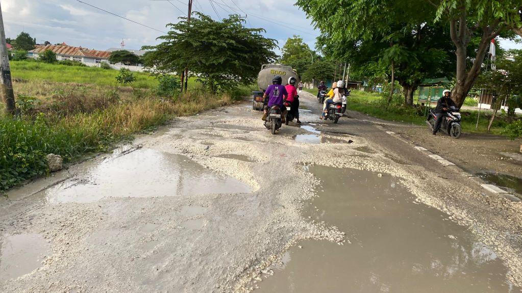 Kondisi-jalan-yang-rusak-dan-berlubang-di-depan-GOR-Flobamora.jpg