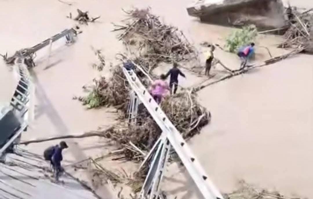 Kondisi-memprihatinkan-Jembatan-Termanu-yang-putus-akibat-banjir.jpg