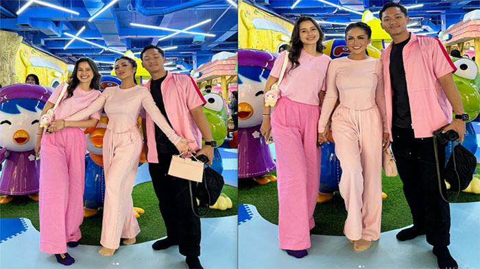 Krisdayanti-pose-bareng-Azriel-Hermansyah-dan-Sarah-Menzel.jpg