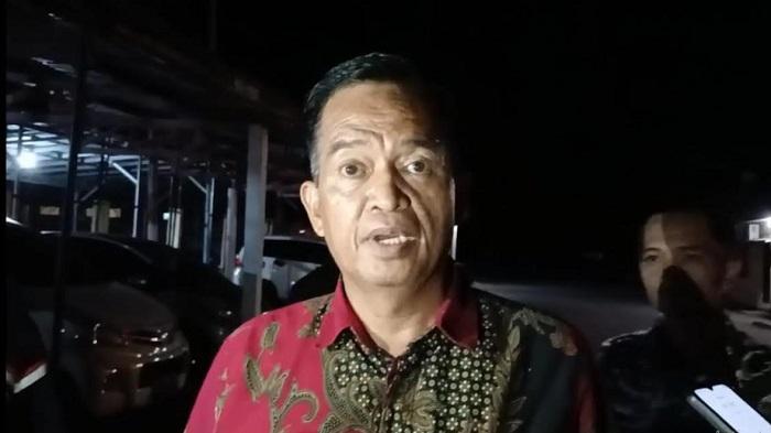 Kuasa-hukum-tersangka-Haji-Darwis-Abdul-Wahab-saat-memberikan-keterangan-kepada-wartawan.jpg