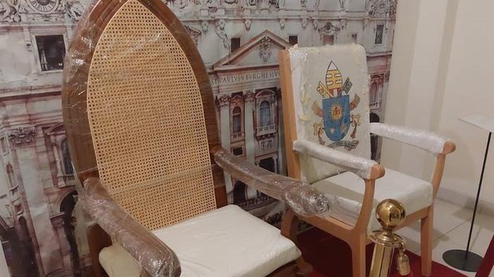 Kursi-rotan-ini-yang-akan-jadi-tempat-duduk-Paus-Fransiskus-selama-di-Indonesia.jpg
