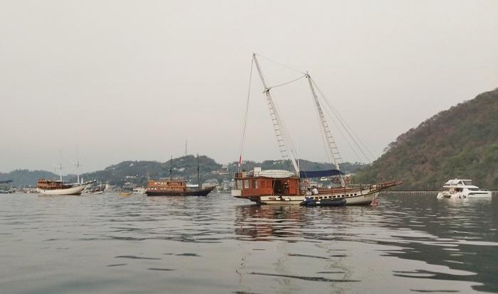 Kapal Wisata di Labuan Bajo Diminta Waspada Abu Vulkanik Gunung Lewotobi Laki-laki