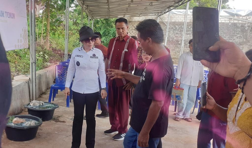 Latihan-pewarna-alam-sumba.jpg