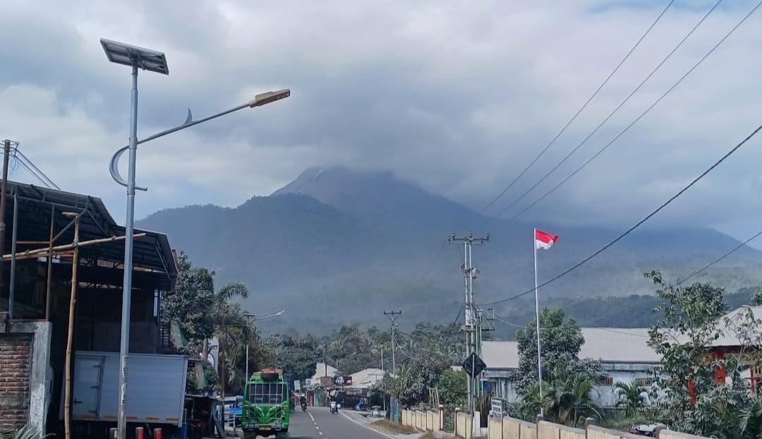 Gunung Lewotobi Laki-laki di Flores Timur NTT Meletus Tujuh Kali dalam 12 Jam Disusul Hujan Belerang