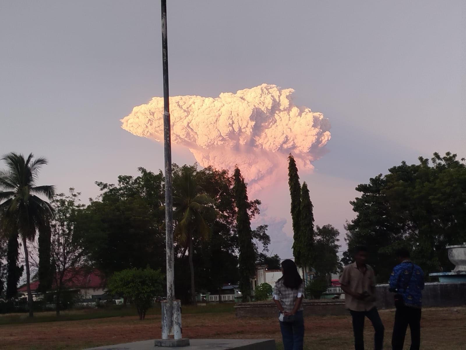Tinggi Kolom Letusan Gunung Lewotobi Terlihat Jelas dari Maumere Sikka