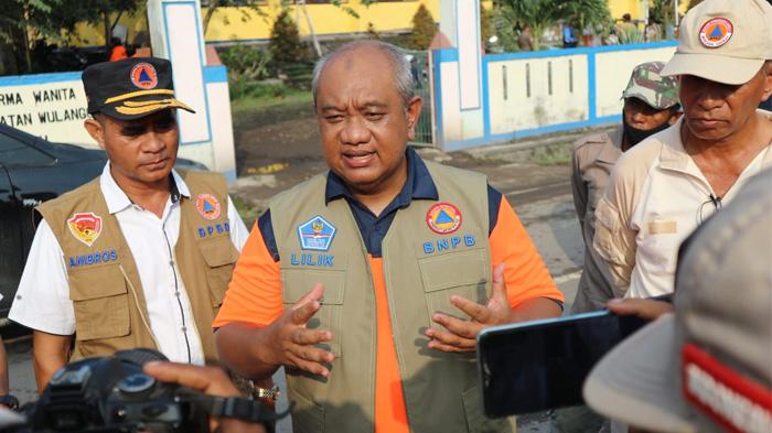 Gunung Lewotobi Erupsi, BNPB Hadir di Flotim Tinjau Lokasi Pengungsian, Serahkan Dukungan Darurat