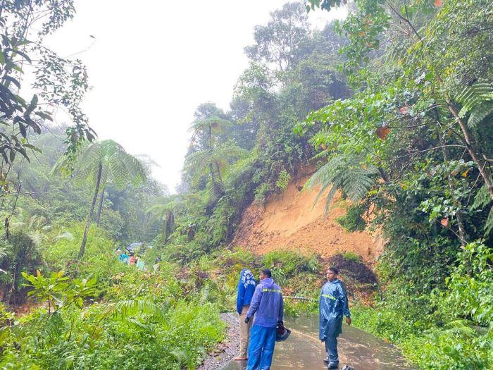 Longsor-di-ruas-jalan-Iteng-Ruteng.jpg