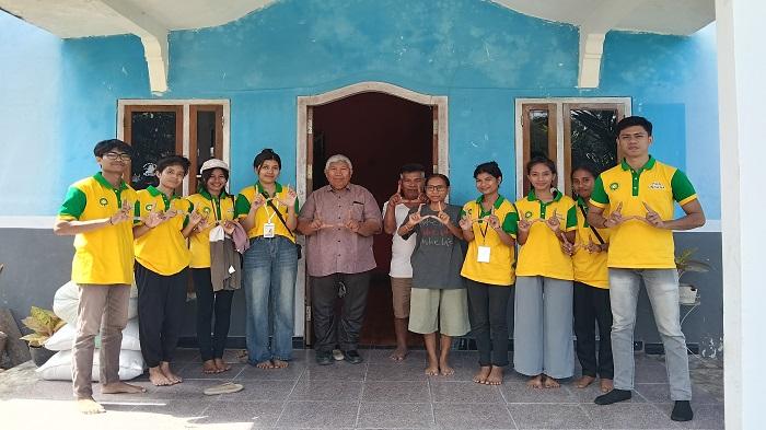 Lurah-Lambanapu-Naomi-Takandunu-bersama-kelompok-Kuliah-Kerja-Nyata-KKN.jpg