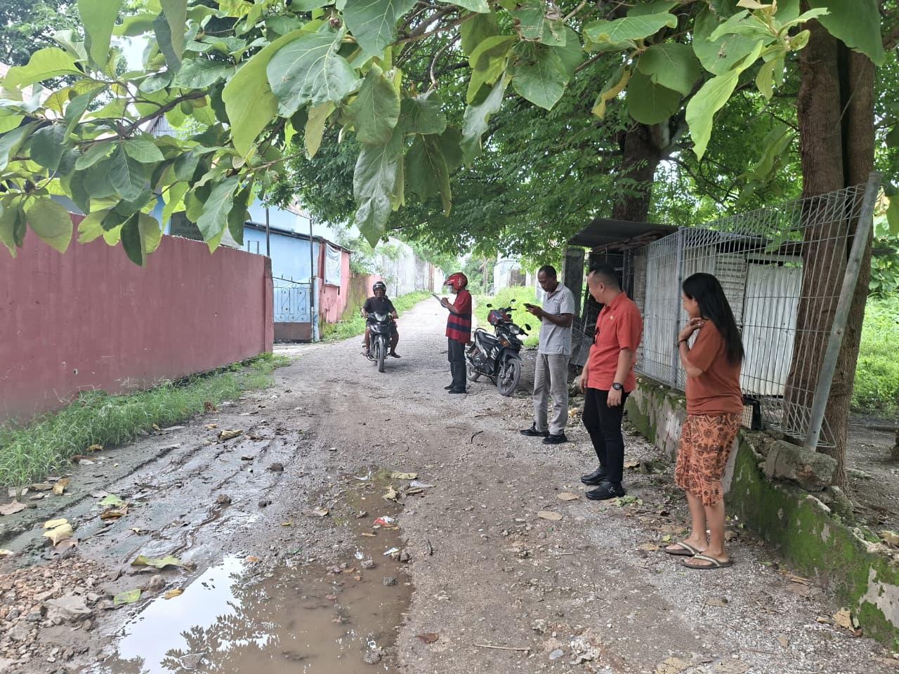 Lurah-Oesapa-Barat-Christian-E-Chandra-saat-memantau-beberapa-titik-jalan-yang-rusak.jpg