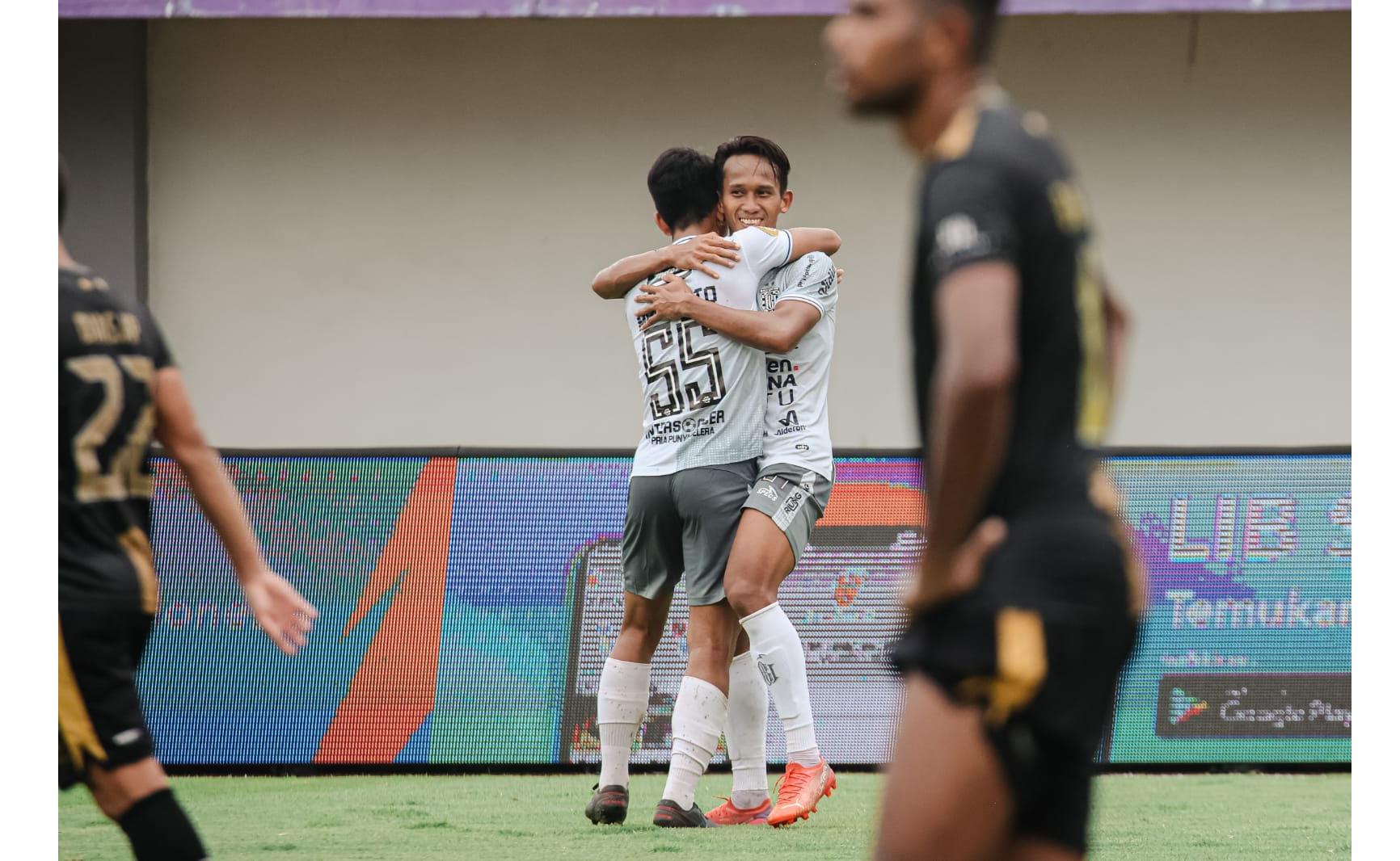 M-Rahmat-merayakan-golnya-untuk-Bali-United-dengan-rekan-setimnya.jpg