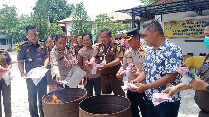 Kejari Kota Kupang Musnahkan Barang Bukti Uang Palsu dan Narkotika