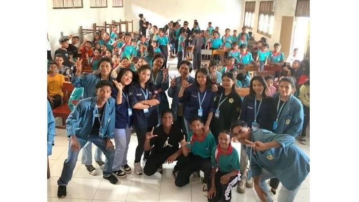Mahasiswa-kuliah-kerja-nyata-tematik-KKNT-Universitas-Widya-Mandira-Kupang.jpg
