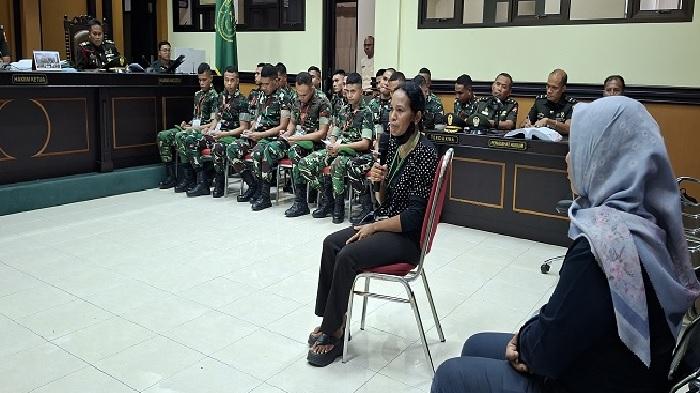Mama-angkat-Prada-Lucky-bersaksi-dalam-persidangan-di-Pengadilan-Militer-III-15-Kupang.jpg