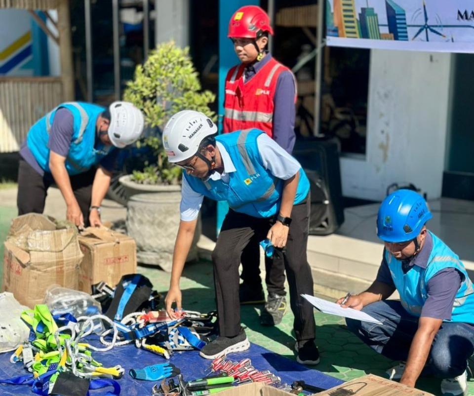 Utamakan Keselamatan, PLN Flores Bagian Timur Siagakan Personel dan Peralatan Kerja - Pos-kupang.com