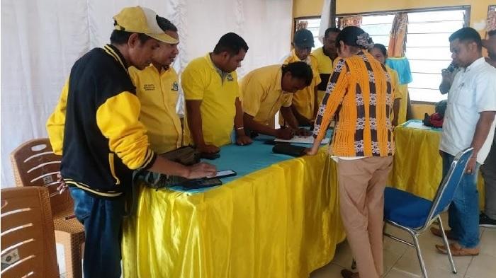 Mantan-Anggota-DPR-RI-Kristiana-Muki-SPd-MSi-saat-mendaftarkan-diri-sebagai-bacabup.jpg