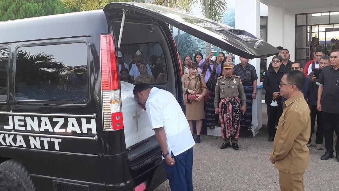 Uskup Agung Ende Wafat, Josef Nae Soi Menangis Sambut Jenazah Mgr Vincentius Sensi Potokota