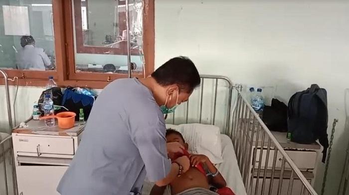 Mario-B-Nara-Dokter-Spesialis-Anak-Rsud-Tc-Hillers-Maumere-sedang-melakukan-pemeriksaan.jpg
