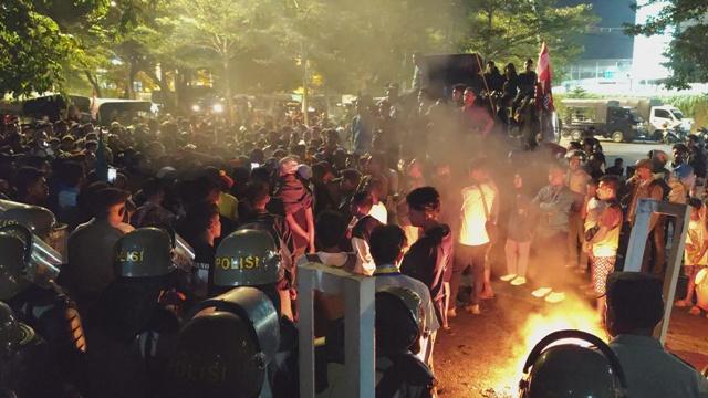 Massa-aksi-bakar-ban-di-depan-kantor-gubernur-NTT.jpg