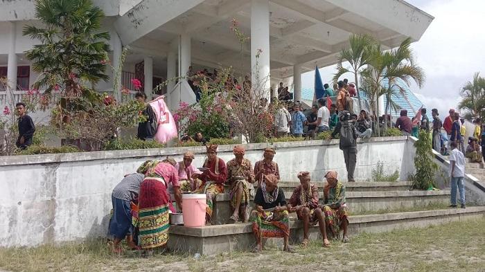 Demo Tolak Perubahan Status Cagar Alam Mutis, Massa Aksi Rela Makan Siang di Halaman Kantor DPRD TTU