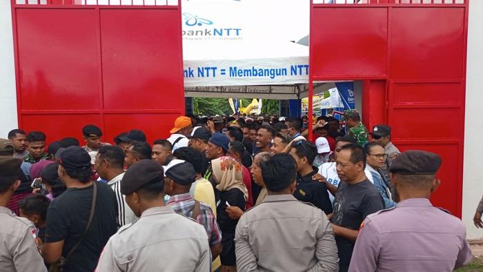 Masyarakat-Kabupaten-Ende-membludak-di-Stadion.jpg