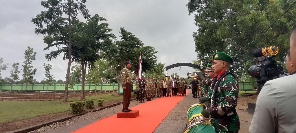 Menhan-Sjafri-saat-mengunjungi-Batalyon-Teritorial-Pembangunan-877Biinmaffo.jpg