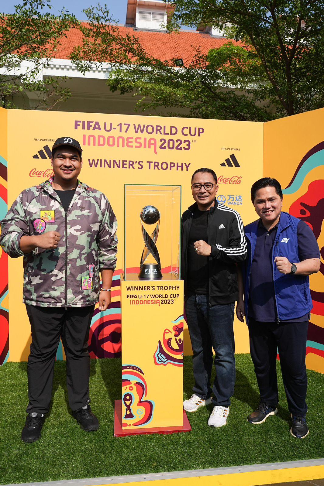 Jelang Piala Dunia U17 : Warga Surabaya Tumpah Ruah di Jalan Sambut Trofi