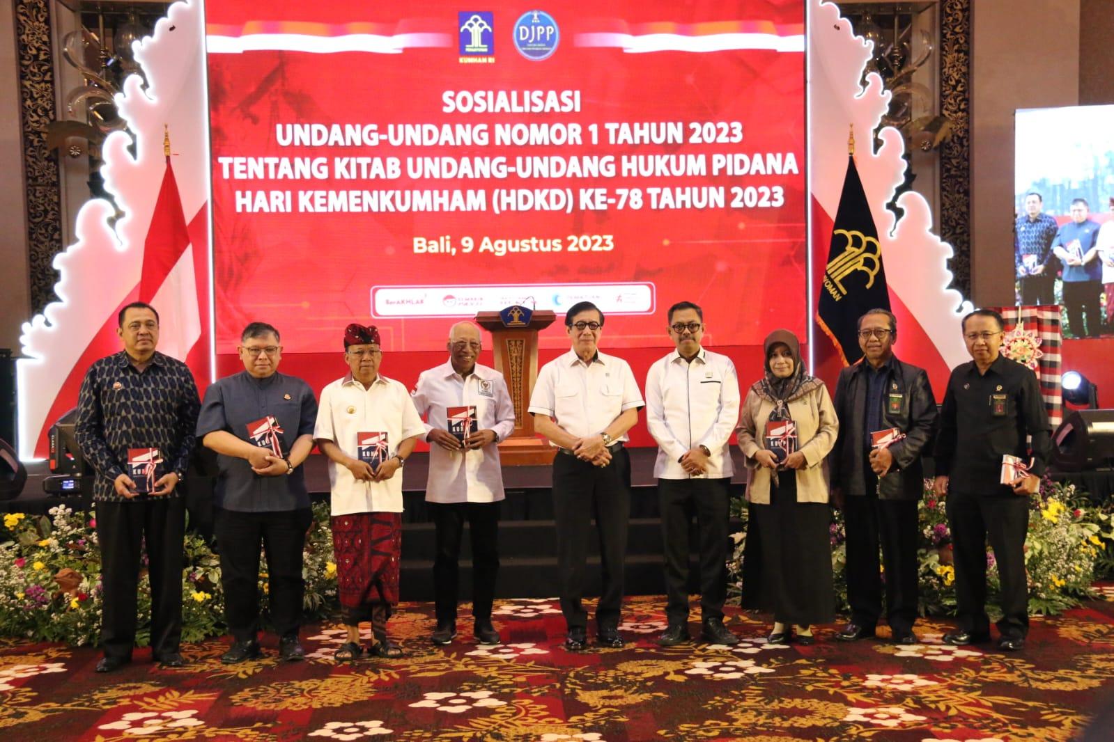 Menteri-Hukum-dan-HAM-Yasona-Laoly-foto-bersama-usai-sosialisasi.jpg
