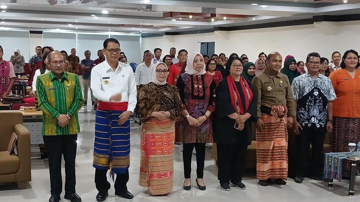 Menteri-PPPA-Arifah-Fauzi-berpose-bersama-pejabat-di-Provinsi-NTT.jpg