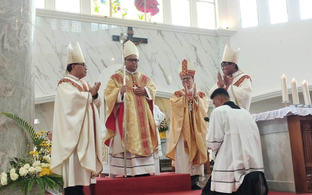 Mgr. Maksimus Regus Ditahbiskan jadi Uskup Pertama Labuan Bajo