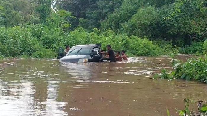 Mobil-Pikap-Terjebak-Banjir-di-Napunseda-Sikka.jpg