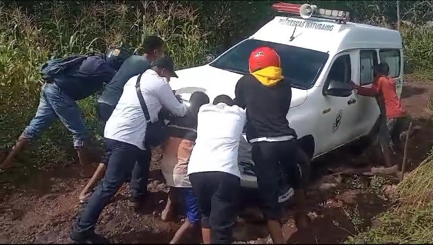 Kisah Ares Lewar, Sopir Ambulans di Sikka Tempuh Jalan Rusak 9 Km Hingga Mobil Macet