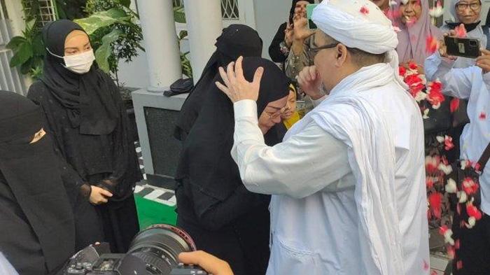 Habib Rizieq Shihab Dijemput Keluarga Langsung di Rutan Bareskrim Polri, Ada Momen Pose Bersama