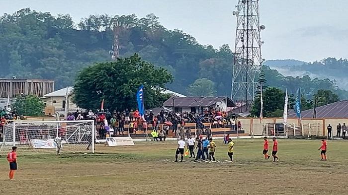 Momen-pengawas-pertandingan-mencari-titik-putih-tendangan-penalti-dalam-laga-Nirwana-04.jpg