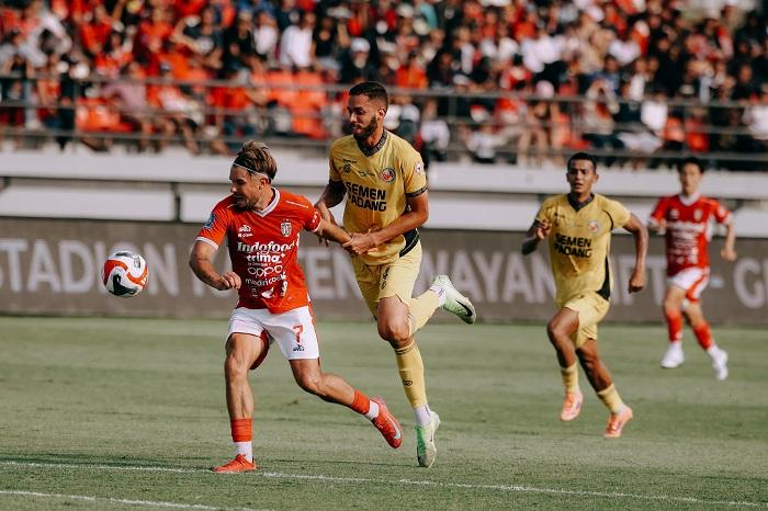Momen-perebutan-bola-antara-pemain-Bali-United-dengan-Semen-Padang.jpg