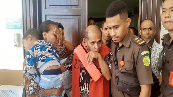 Ketua ARAKSI NTT Alfred Baun Menangis Usai Sidang Dakwaan di Pengadilan Tipikor Kupang