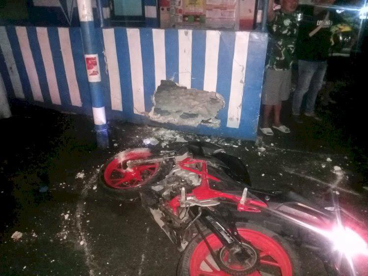 Motor-milik-kedua-korban-yang-menabrak-pos-lantas-Oesao-dini-hari-tadi.jpg