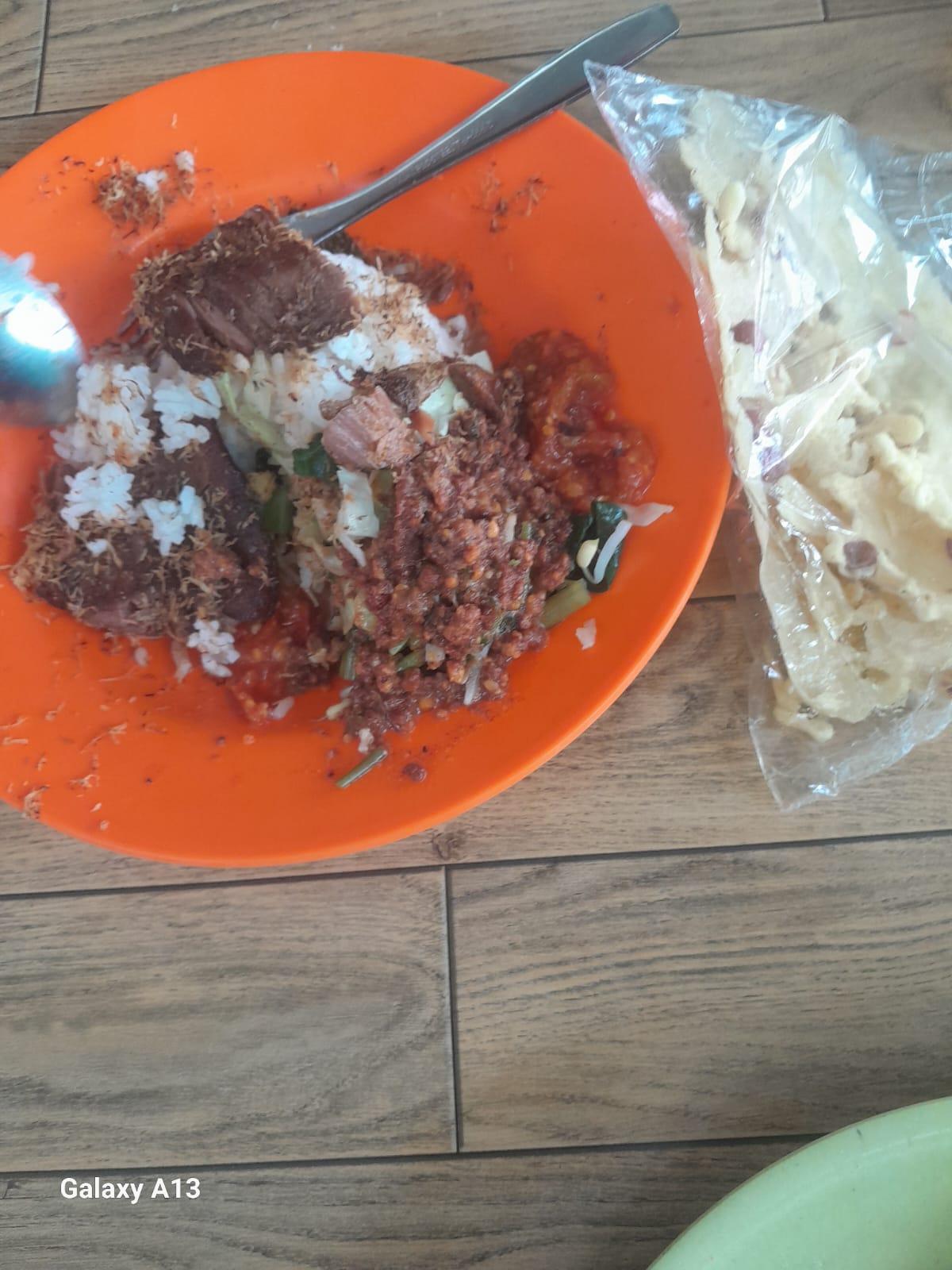 Kuliner NTT Nasi Urap Mix Daging Sapi Ampal Goreng Di Depan Dinas PU NTT Jalan Wj Lalamentik Kupang