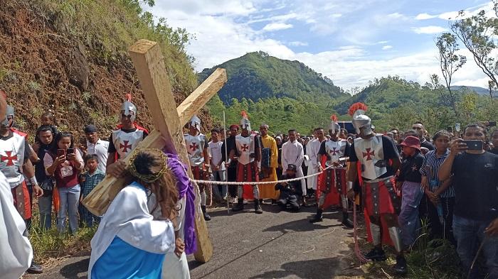 Ketika Maria Bertemu Yesus di Bukit Wolowio Bajawa ‘Cinta Ibu yang Tak Terbatas’